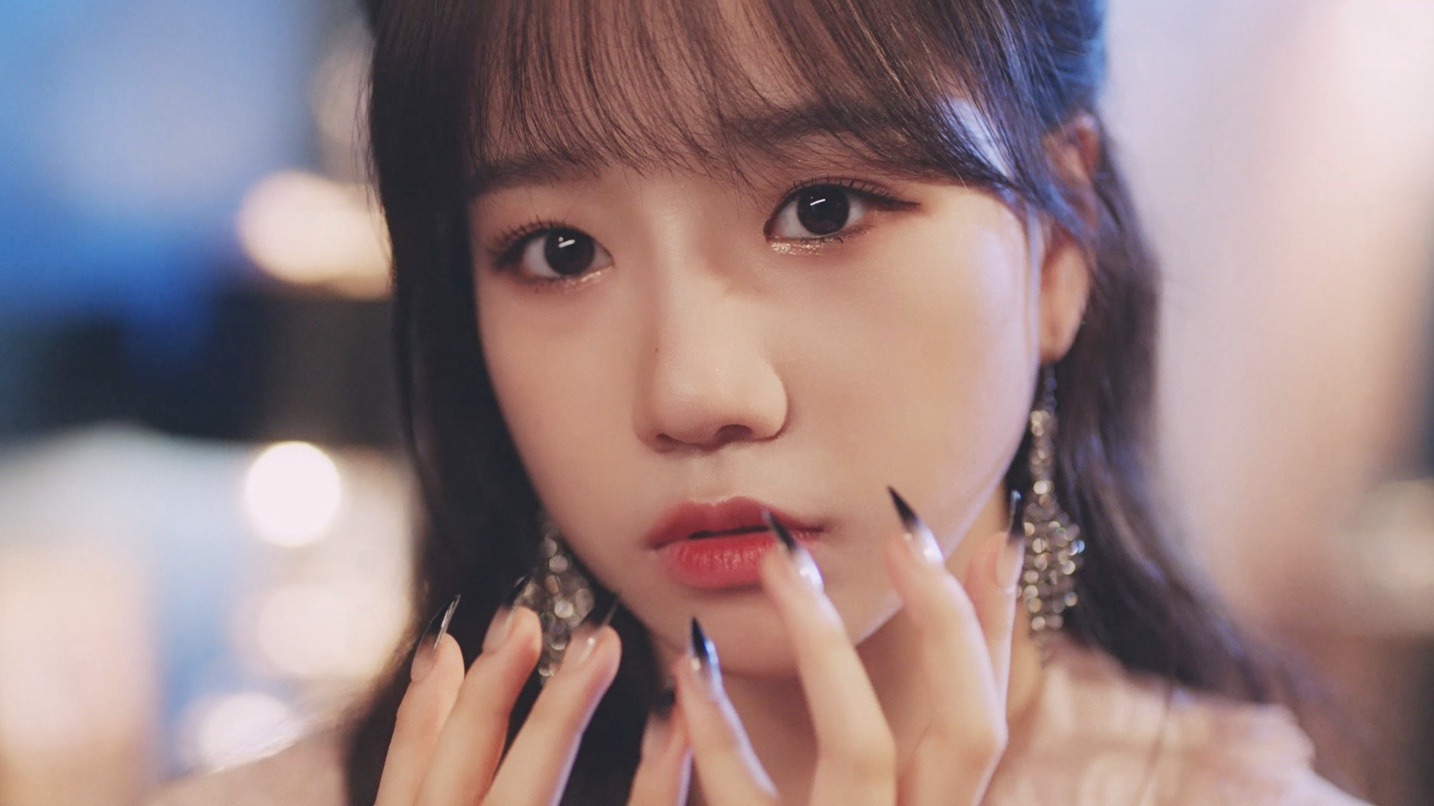IZ*ONE「Vampire」ミュージックビデオのワンシーン。(c)OFF THE RECORD