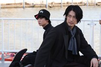 「シャーロック」より、左からゆうたろう演じるレオ、ディーン・フジオカ演じる誉獅子雄。