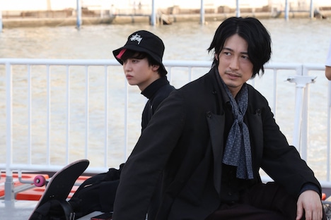 「シャーロック」より、左からゆうたろう演じるレオ、ディーン・フジオカ演じる誉獅子雄。