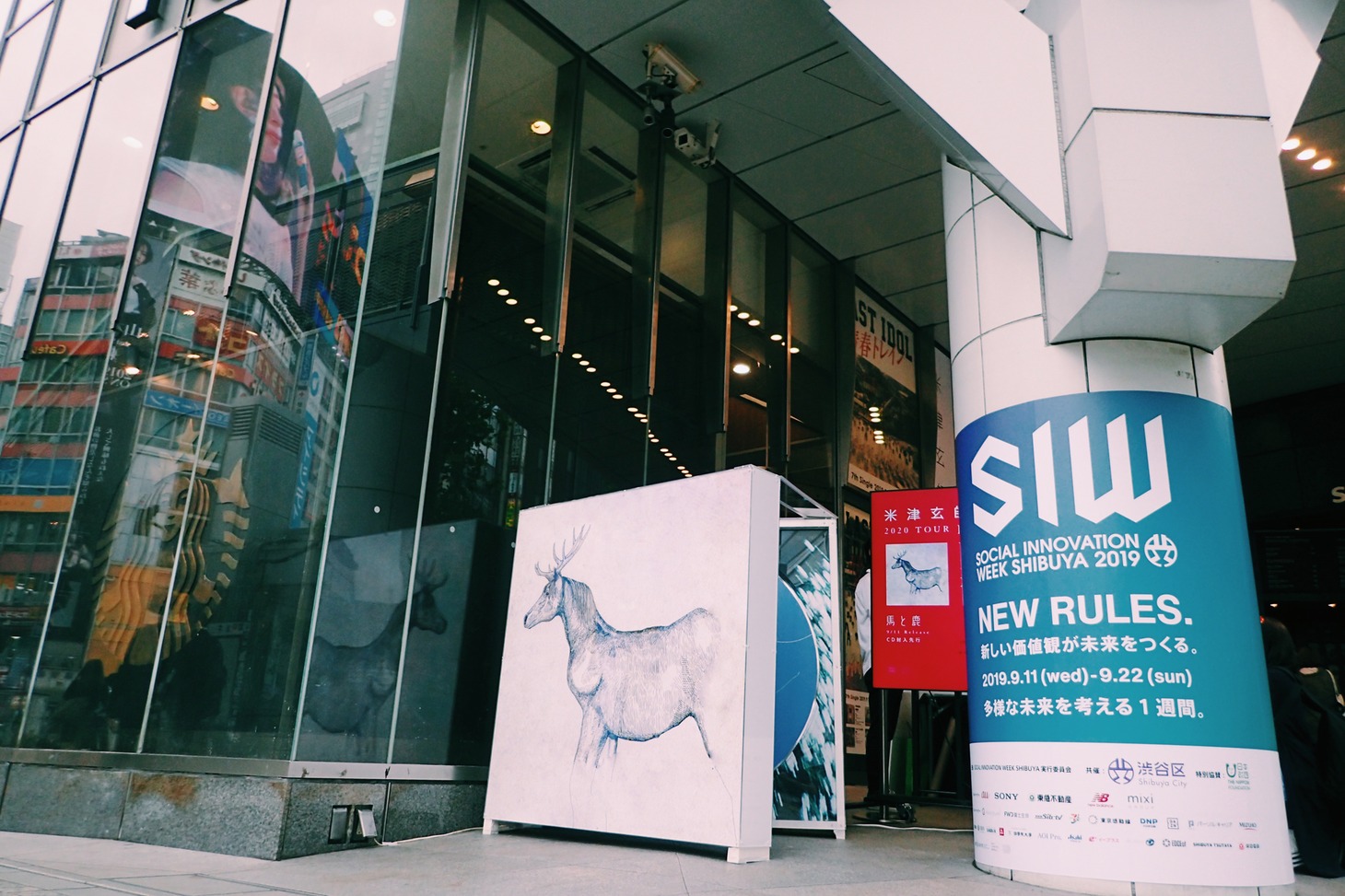米津玄師「馬と鹿」“旅するデカジャケ”が登場した東京・SHIBUYA TSUTAYAの西武側エントランス付近の様子。
