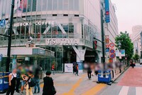 スクランブル交差点から見た米津玄師「馬と鹿」“旅するデカジャケ”。