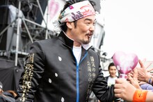 観客と握手する小田井涼平（純烈）（撮影：釘野孝宏）
