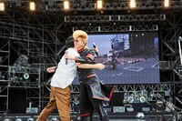 ハグする森山直太朗と綾小路翔（Vo / 氣志團）。（撮影：中野修也）