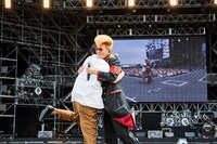 ハグする森山直太朗と綾小路翔（Vo / 氣志團）。（撮影：中野修也）