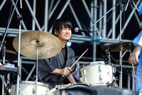 PUFFYのサポートを務めた岡本啓佑（黒猫チェルシー）（撮影：上山陽介）