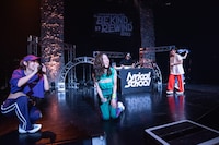 risanoが唐突に放ったにしおかすみこのモノマネに面食らって膝から崩れ落ちるminan（左）とhime（右）。