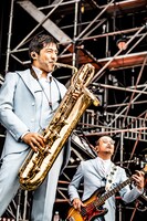 左から谷中敦（B.Sax）、川上つよし（B / 東京スカパラダイスオーケストラ）。