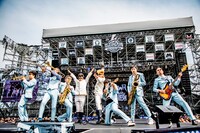 東京スカパラダイスオーケストラと綾小路翔、早乙女光（氣志團）。（撮影：青木カズロー）