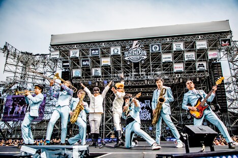 東京スカパラダイスオーケストラと綾小路翔、早乙女光（氣志團）。（撮影：青木カズロー）