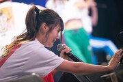 ニコニコ生放送のカメラにアピールするhinako。