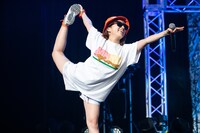 曲中にポーズを決めるrisano。