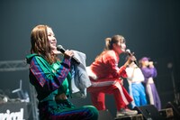 足場に腰かけるhime（手前）。