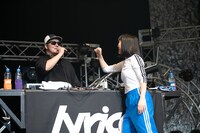 マイクを持って話すよう促されるBIG-DことDJ浅野（左）。