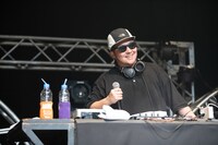 はにかむBIG-DことDJ浅野。