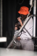 足をつってしまい治療を受けながら舞台袖で歌うrisano。