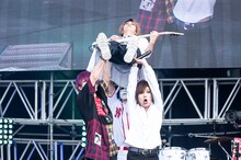 ゴールデンボンバー（撮影：釘野孝宏）