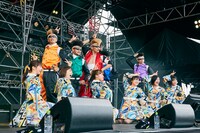 私立恵比寿中学と氣志團。（撮影：中野修也）