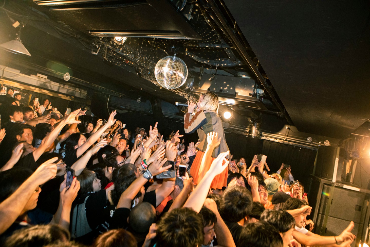 「FLASH BACK BiSH MEMORiES」よりヘッドウォークするセントチヒロ・チッチ。