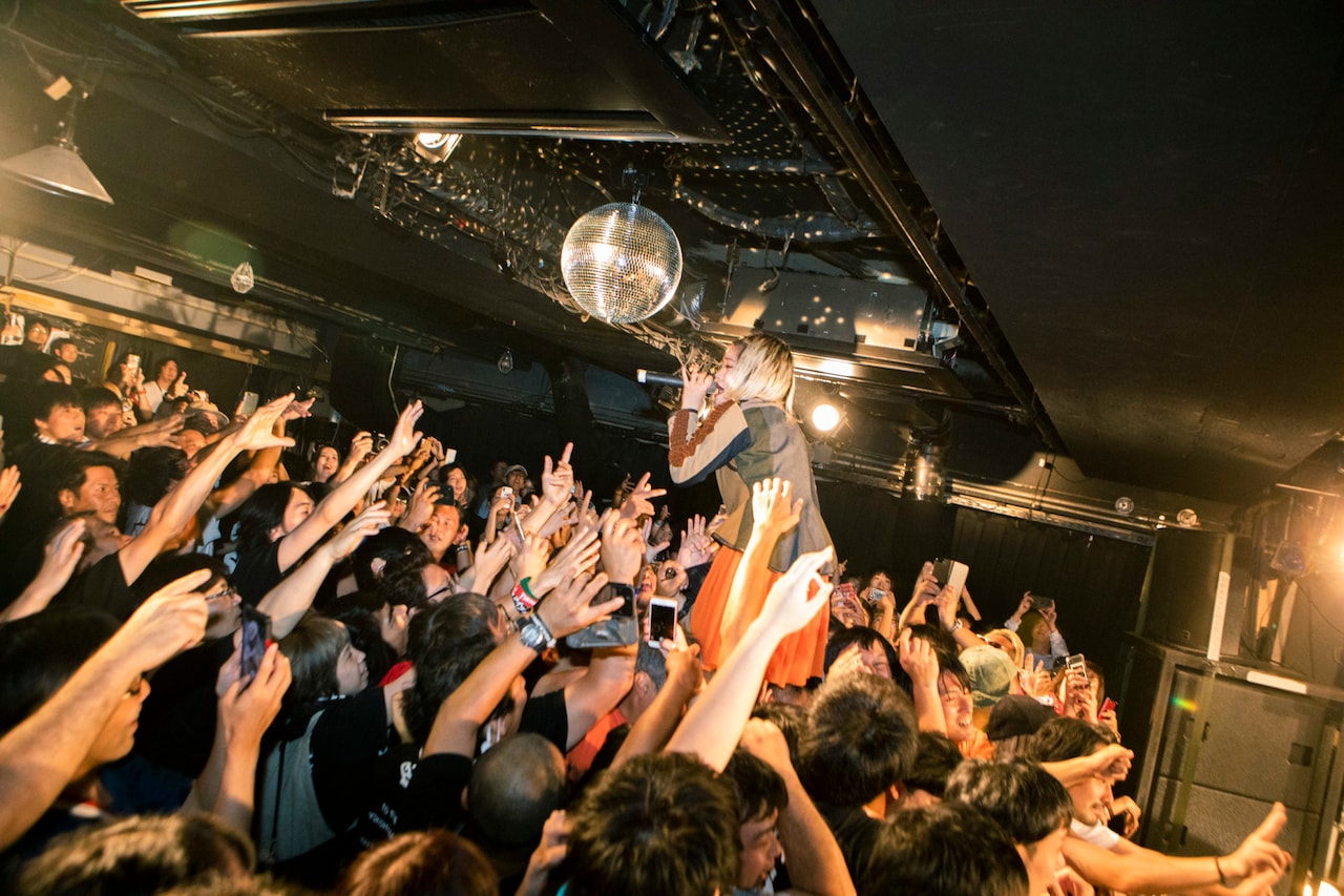 「FLASH BACK BiSH MEMORiES」よりヘッドウォークするセントチヒロ・チッチ。
