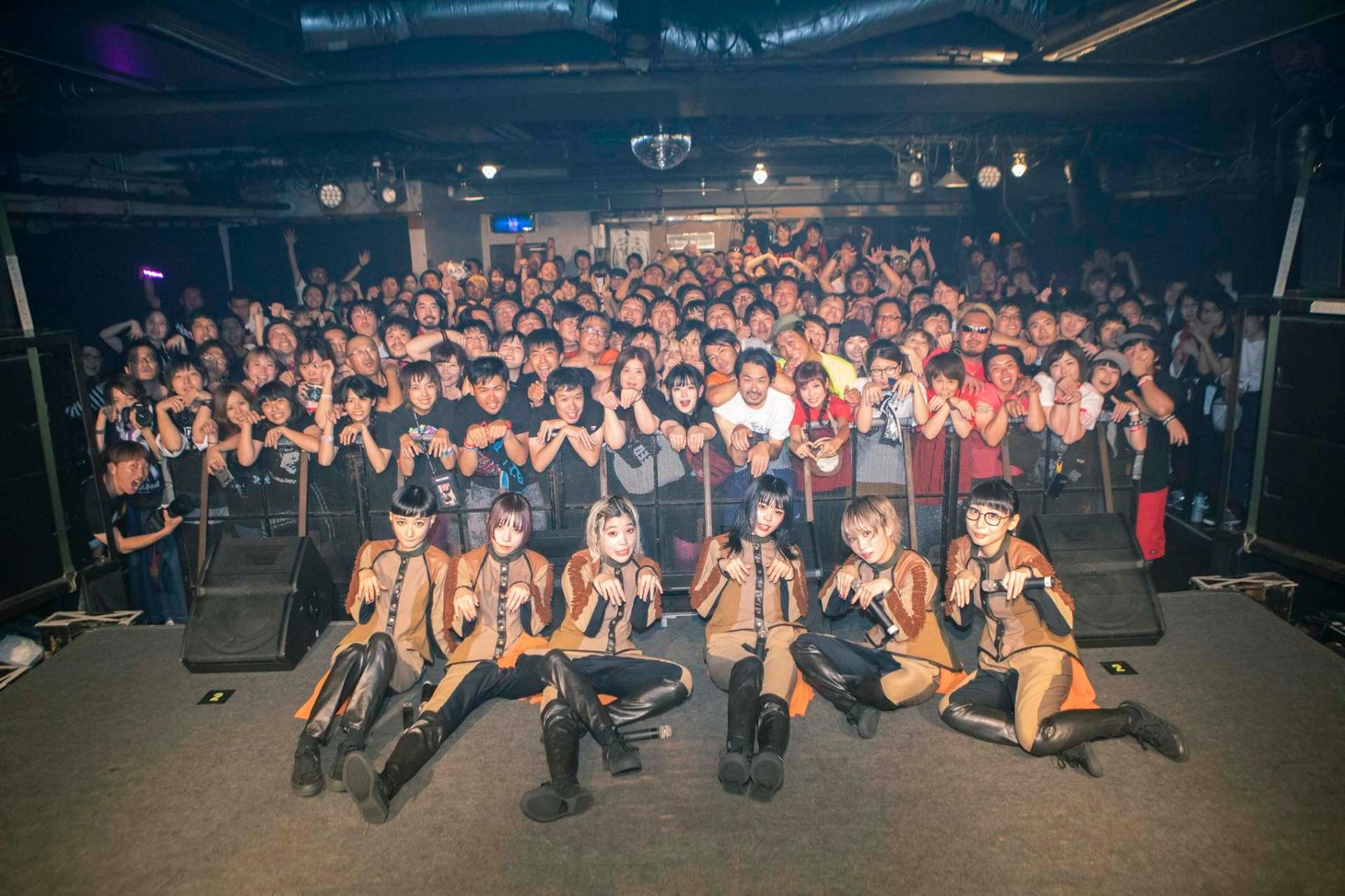 BiSHと清掃員の集合写真。