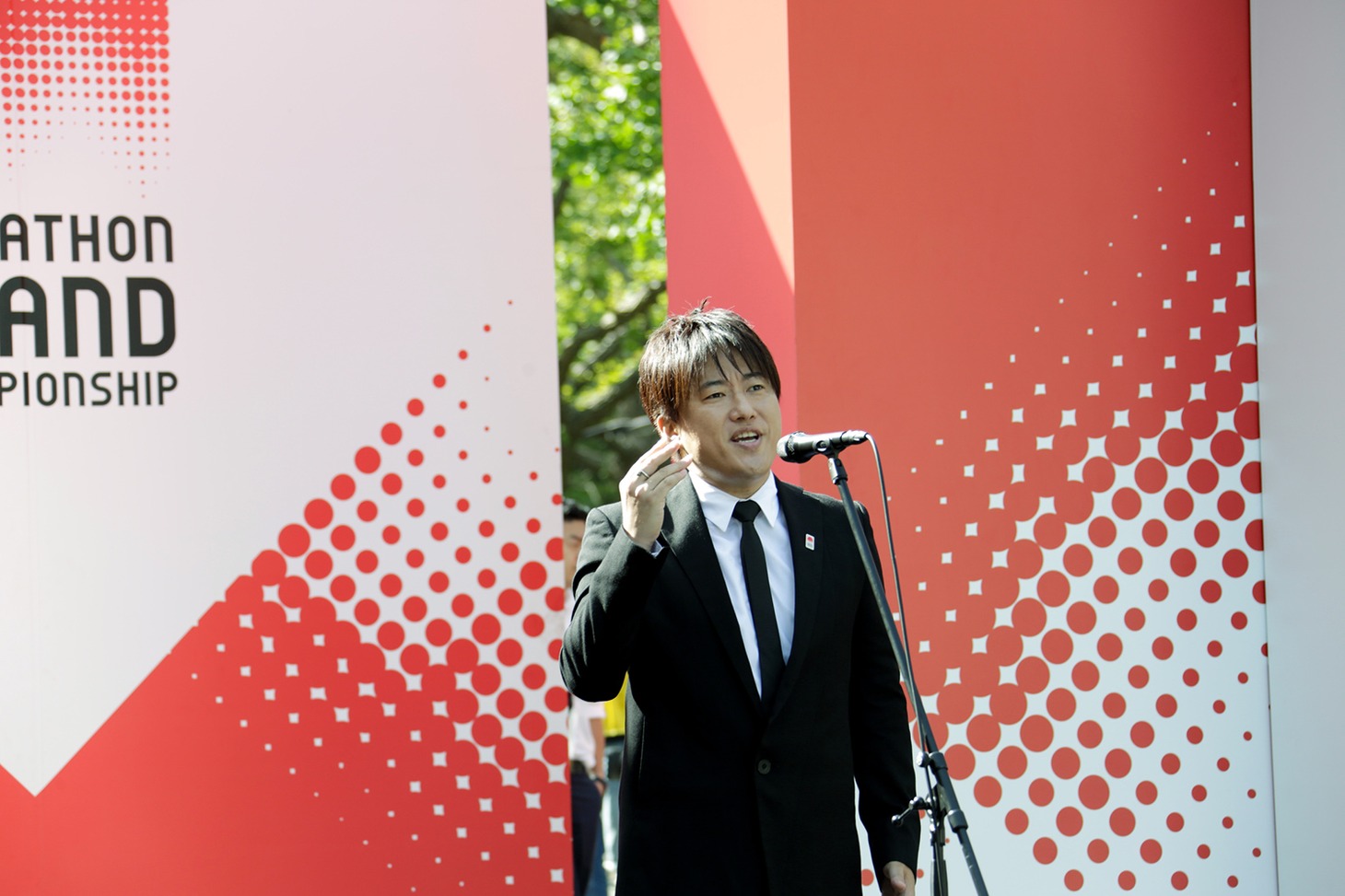 国歌独唱する小渕健太郎（コブクロ）。