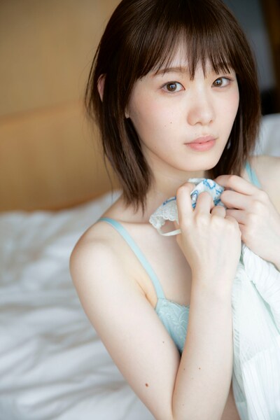 小池美波（欅坂46）1st写真集「青春の瓶詰め」より新たに公開されたカット。（撮影：阿部ちづる）
