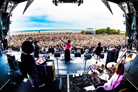 コロナナモレモモ（マキシマム ザ ホルモン2号店）のライブの様子。（撮影：浜野カズシ）