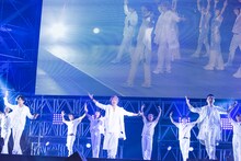 前列左から稲垣吾郎、香取慎吾、草なぎ剛。（撮影：釘野孝宏）