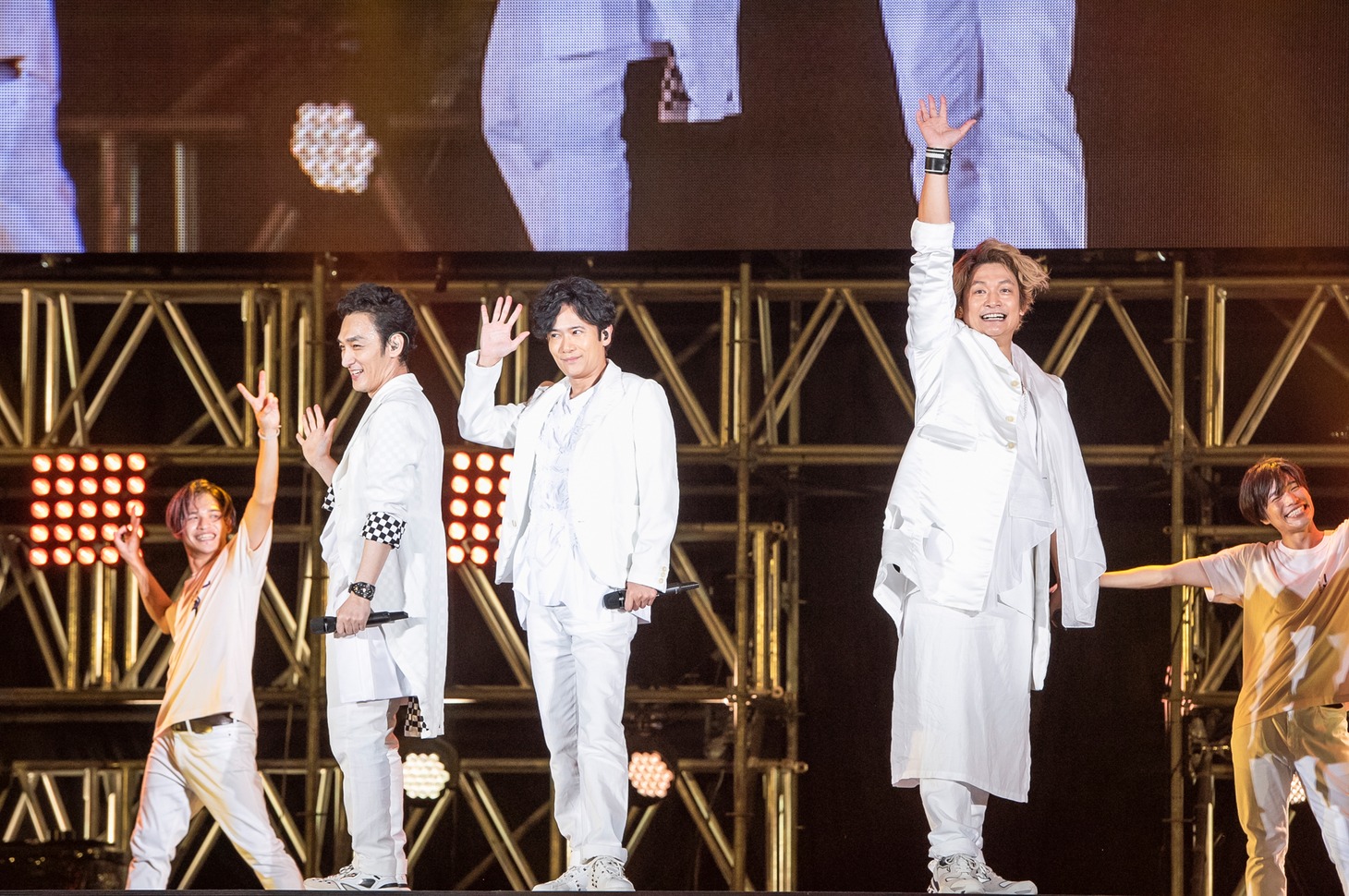 前列左から草なぎ剛、稲垣吾郎、香取慎吾。（撮影：釘野孝宏）