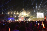 ステージ上に出現したコンボイ“お奈々野郎”。（写真提供：キングレコード）