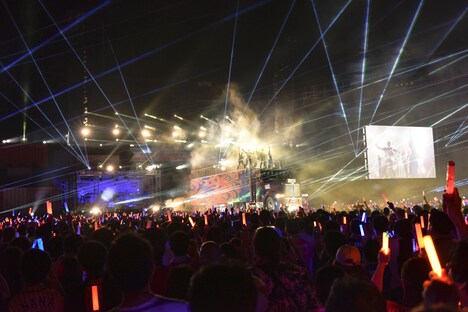 ステージ上に出現したコンボイ“お奈々野郎”。（写真提供：キングレコード）