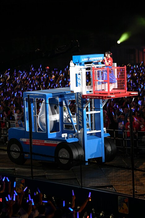 フォークリフト型のフロートで客席を回る水樹奈々。（写真提供：キングレコード）