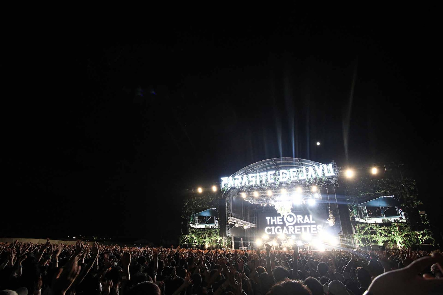 THE ORAL CIGARETTES「PARASITE DEJAVU ～2DAYS OPEN AIR SHOW～ DAY1 ONE MAN SHOW」の様子。（撮影：鈴木公平）