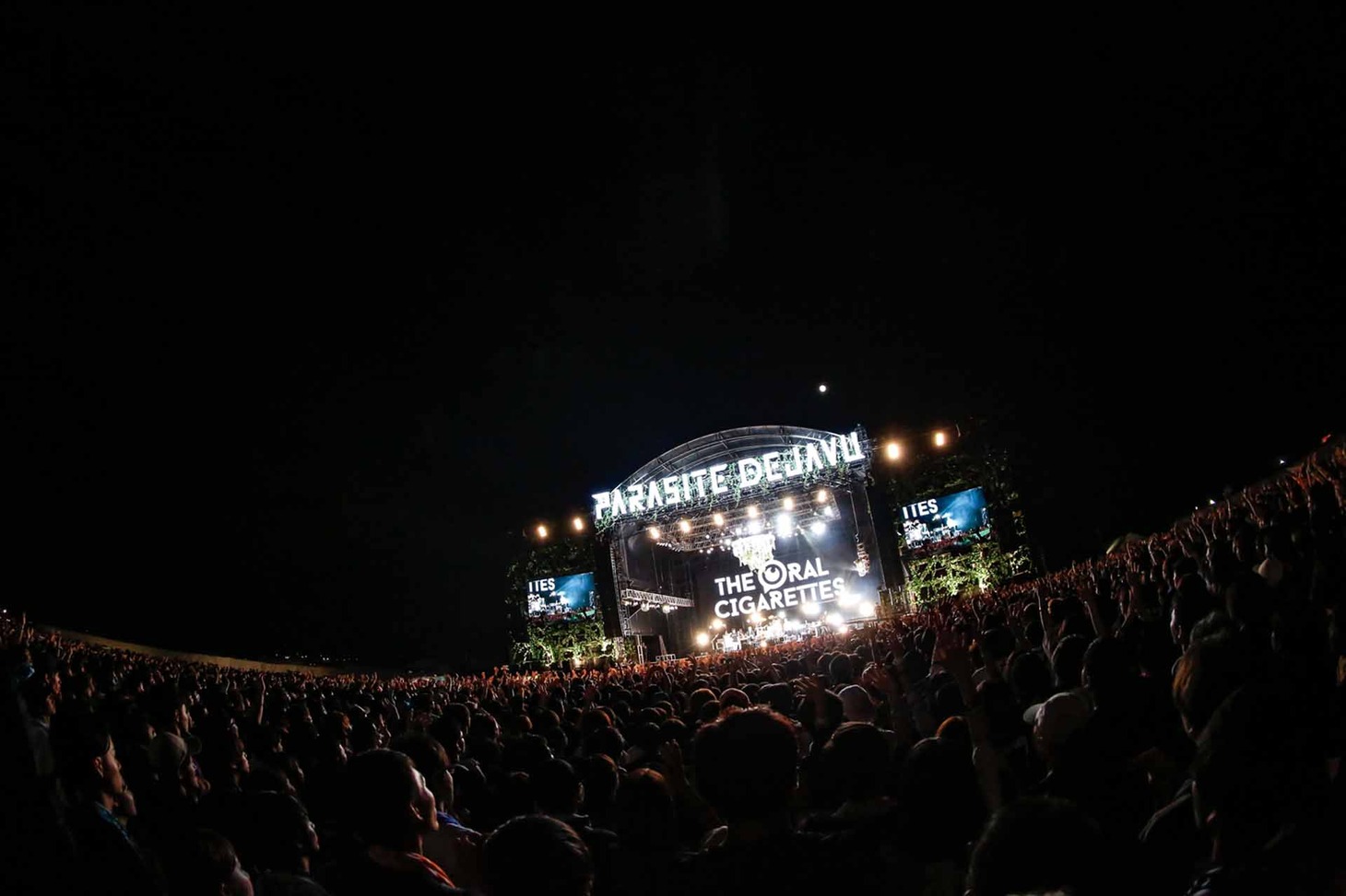 THE ORAL CIGARETTES「PARASITE DEJAVU ～2DAYS OPEN AIR SHOW～ DAY1 ONE MAN SHOW」の様子。（撮影：鈴木公平）