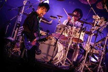 山中拓也（Vo, G）と中西雅哉（Dr）。（撮影：鈴木公平）