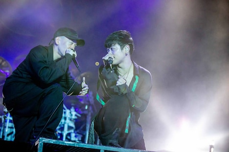KAIRIと山中拓也（Vo, G）。（Photo by Viola Kam［V'z Twinkle］）