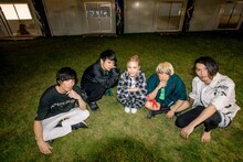 THE ORAL CIGARETTESとロザリーナ。（Photo by Viola Kam［V'z Twinkle］）