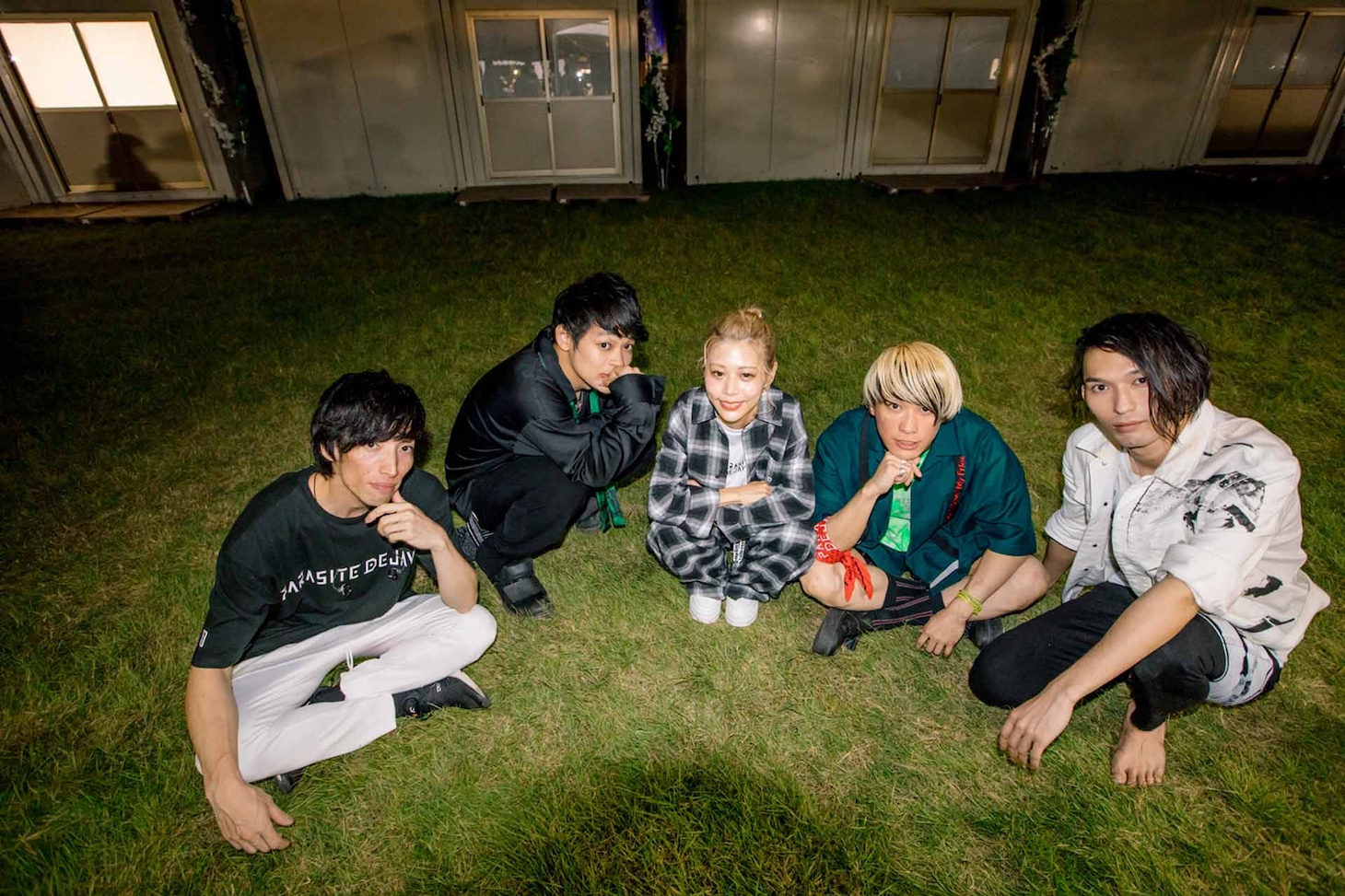 THE ORAL CIGARETTESとロザリーナ。（Photo by Viola Kam［V'z Twinkle］）