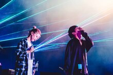 ロザリーナと山中拓也（Vo, G）。（Photo by Viola Kam［V'z Twinkle］）