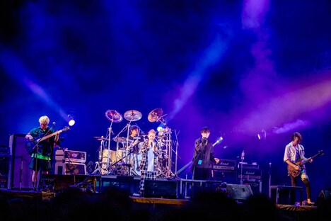 THE ORAL CIGARETTESとロザリーナのコラボレーションの様子。（Photo by Viola Kam［V'z Twinkle］）