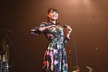 体をほぐしてリラックスするKaede。