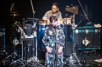 体をほぐしてリラックスするKaede。