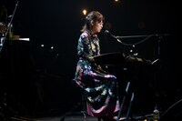 弾き語りで「蛍の光」を歌うKaede。