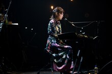 弾き語りで「蛍の光」を歌うKaede。