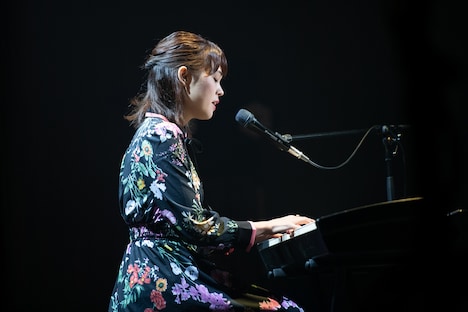 弾き語りで「蛍の光」を歌うKaede。