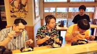 とんこつラーメンを食べるEXILE TAKAHIROとバナナマン。(c)テレビ朝日