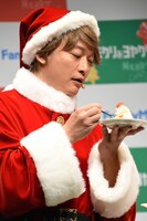 ケーキの感想を語る香取慎吾。