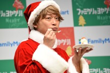 ケーキを試食する香取慎吾。