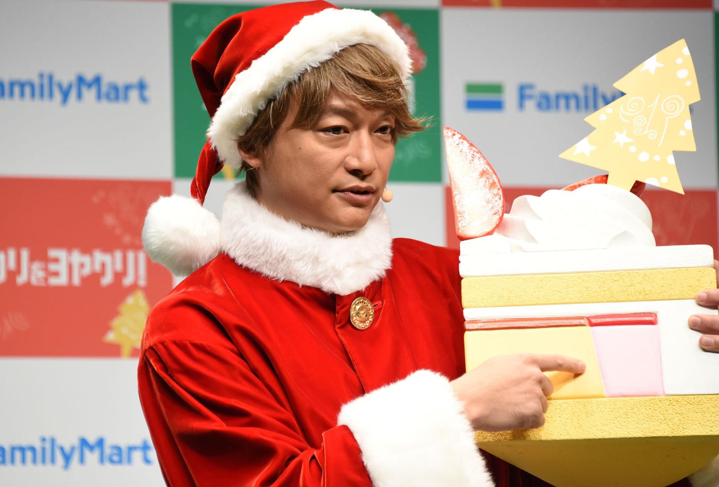 ケーキの断面について説明する香取慎吾。
