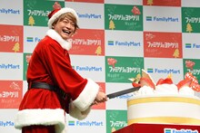 “ケーキ入刀”をするも、「コツン！」と響いた音に笑う香取慎吾。